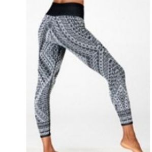 Fabletics Seamless top and capri set